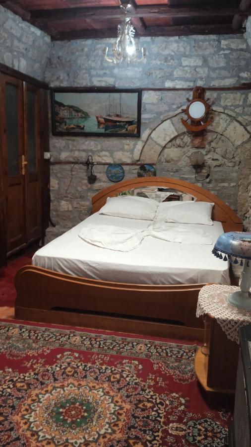 Karafil Guesthouse Gjirokastër Esterno foto