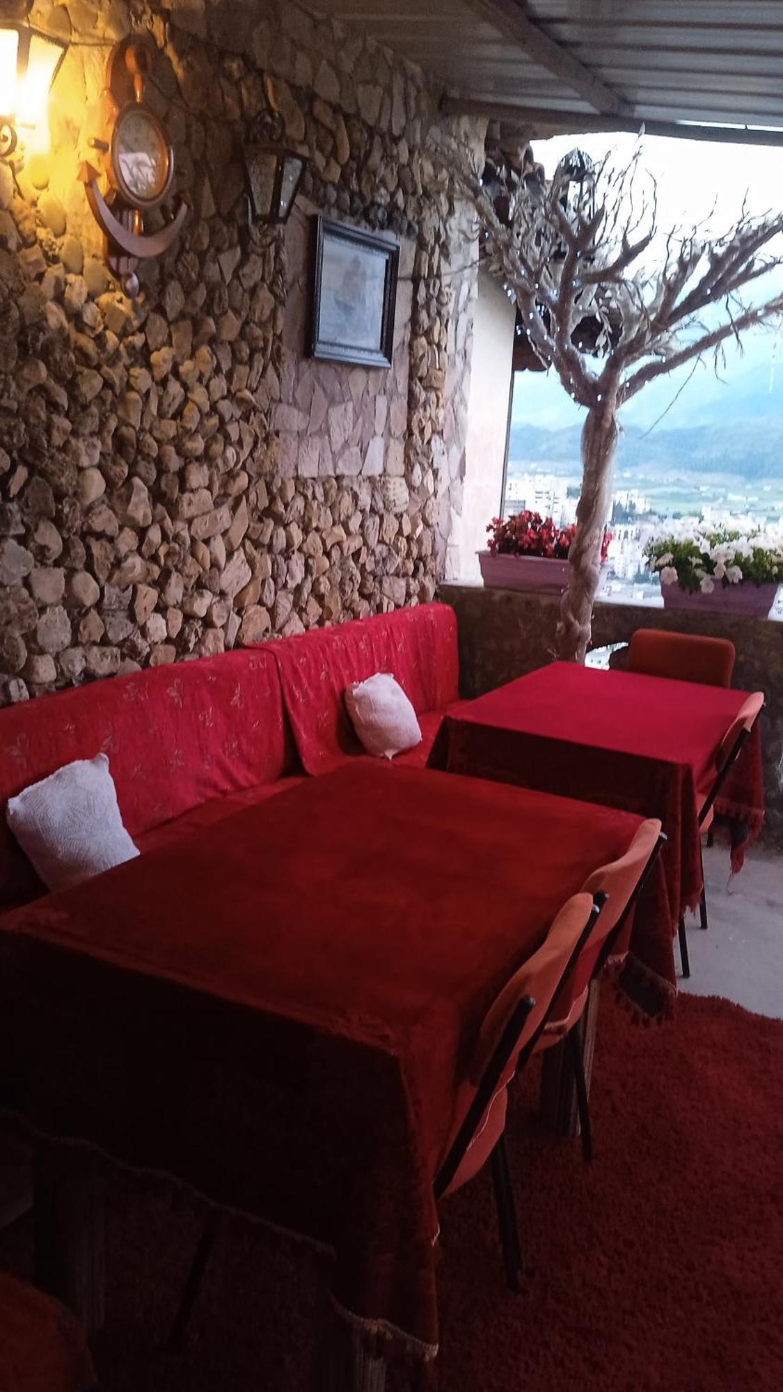 Karafil Guesthouse Gjirokastër Esterno foto