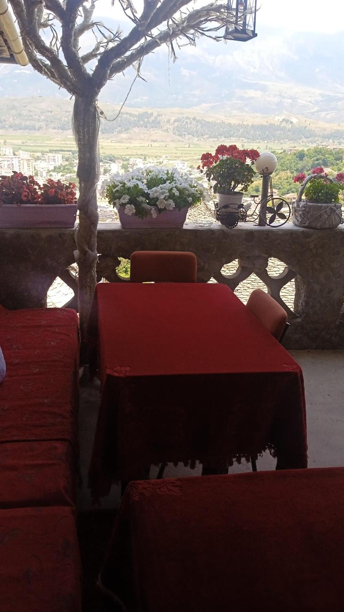 Karafil Guesthouse Gjirokastër Esterno foto